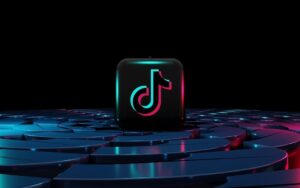 TikTok-logotyp på en lysande, futuristisk yta i mörker