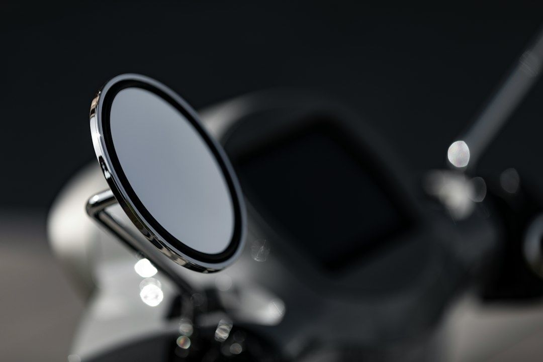 Närbild av ett förstoringsglas framför en mörk digital skärm
