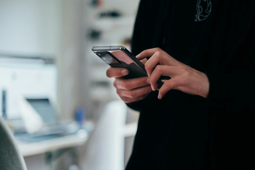 Person använder en smartphone, med ansiktet utanför bild